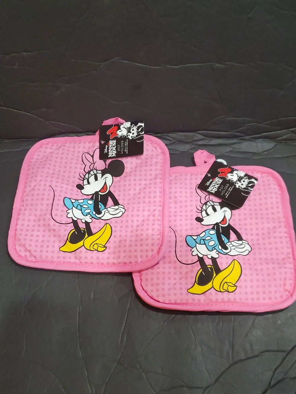 Disney’s iconic Minnie Mouse 2pack pink quilted dot effect Pink pot holders NEW